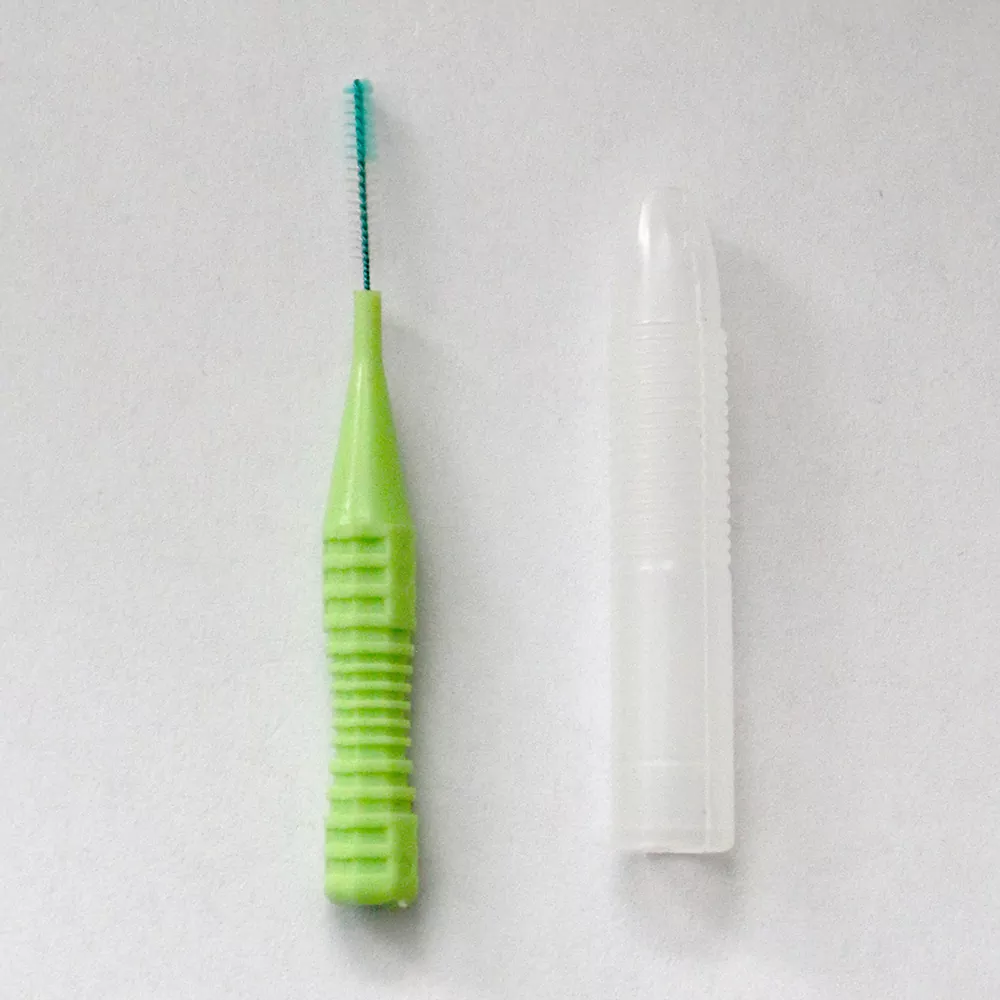 Scovolino interdentale con manico in plastica